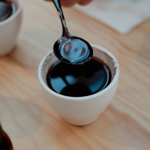 Cupping, schön schokoladig, Kaffeetasse, Löffel, Köln