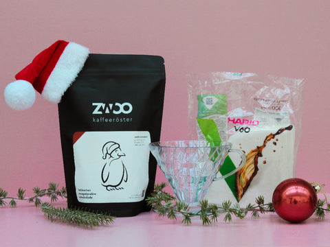 Das Weihnachtspaket zum Verschenken mit Filterkaffee Hario V60 und Filterpapier, sowie dem Weihnachtskaffee der pinguin. Bundle Angebot zu Weihnachten. 